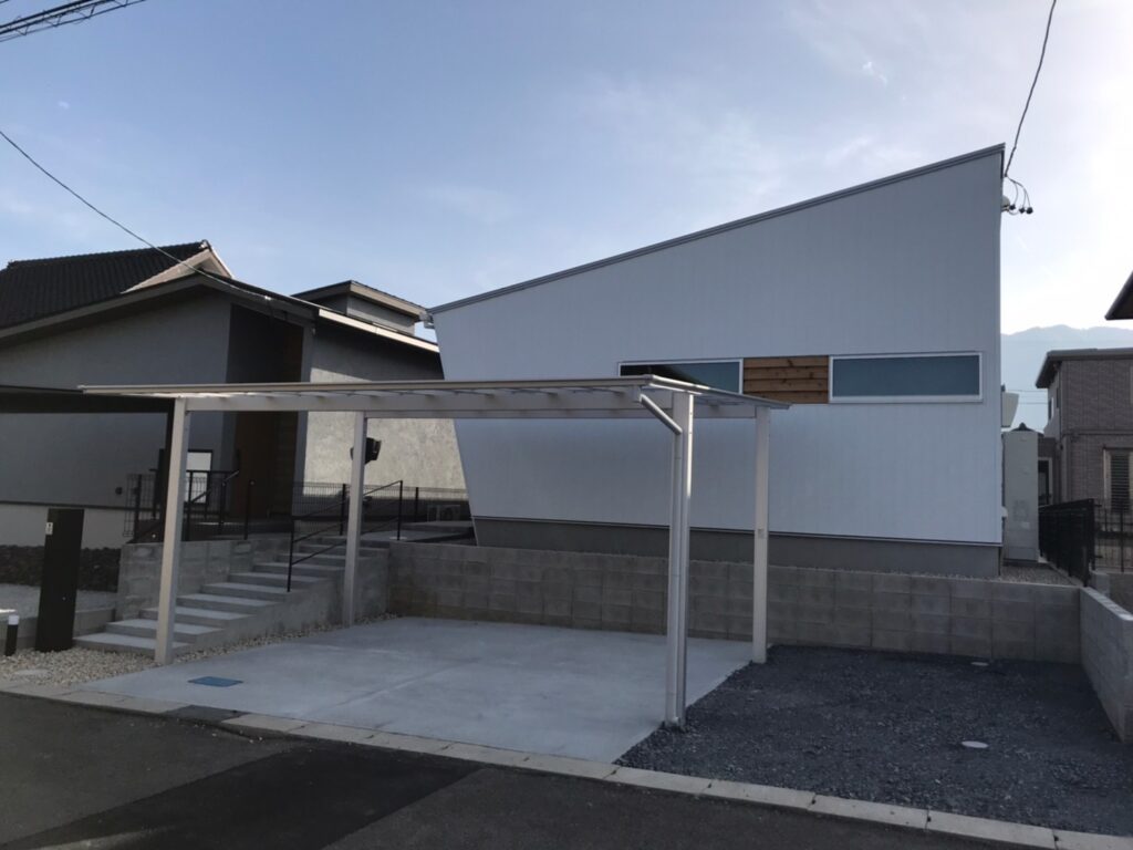 クールな入り口の奥にくつろぎ空間のあるお庭