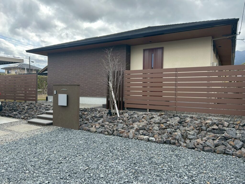 茶色と石の組み合わせがポイントの外構