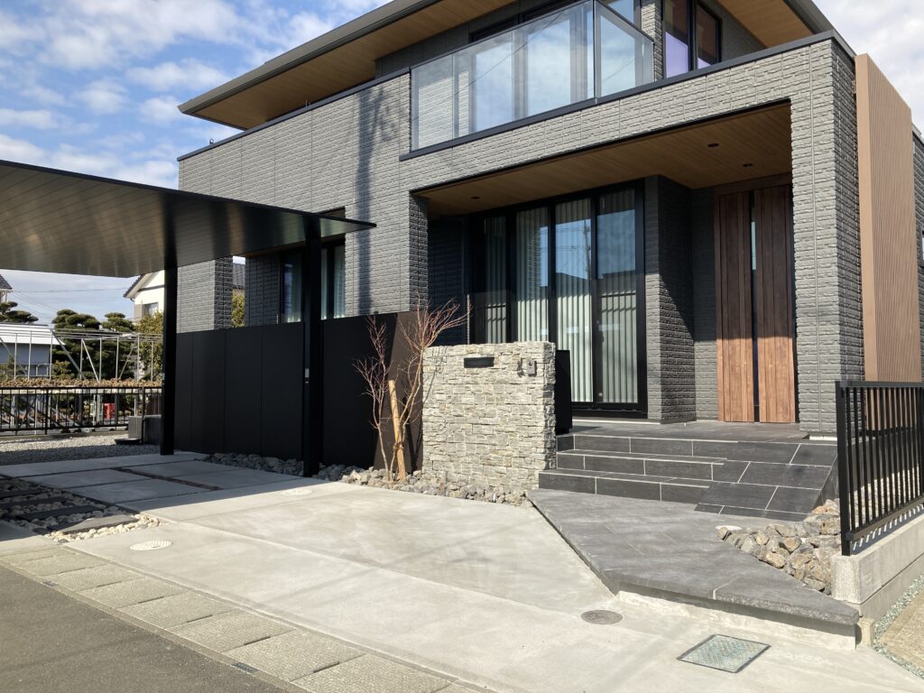 ふんだんに石を使い和の空間をつくりあげた外構