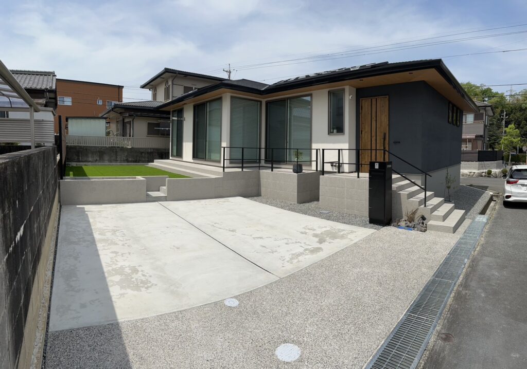 建物と馴染むナチュラルテイストなお庭