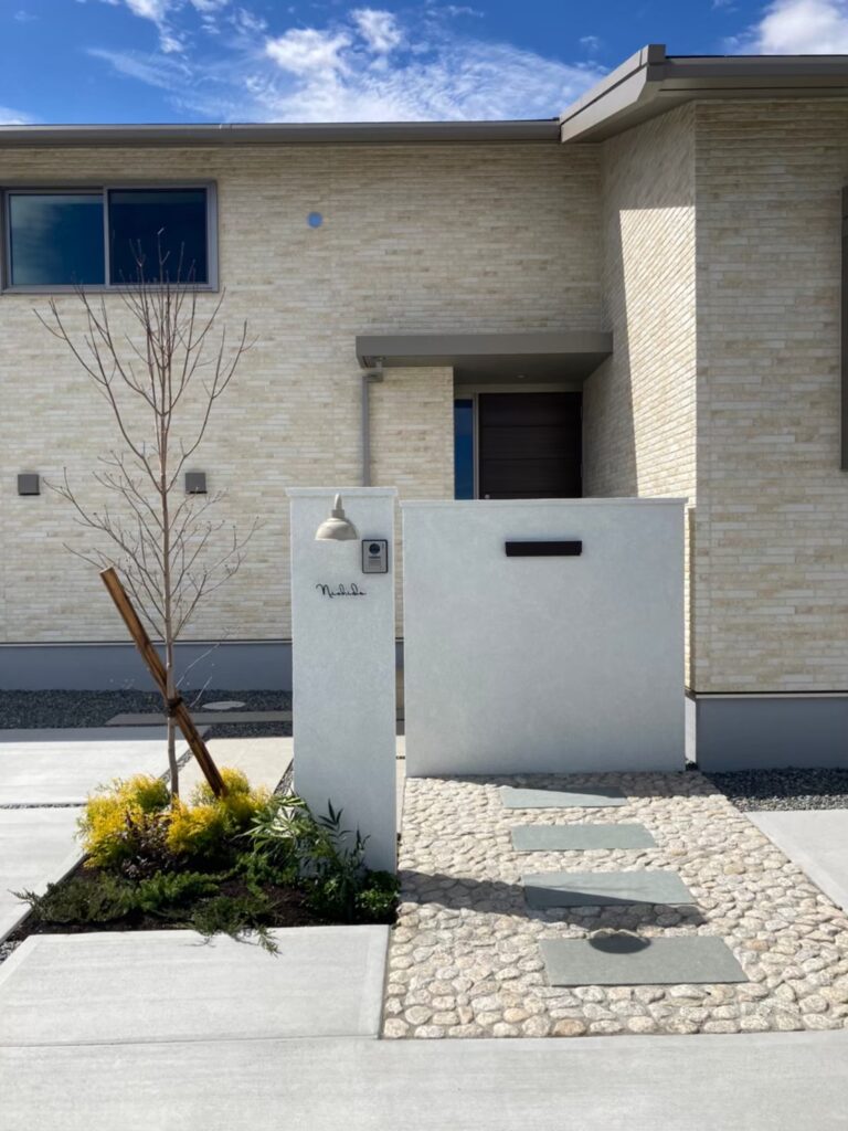 やさしい雰囲気感じるヨーロッパ調の外構