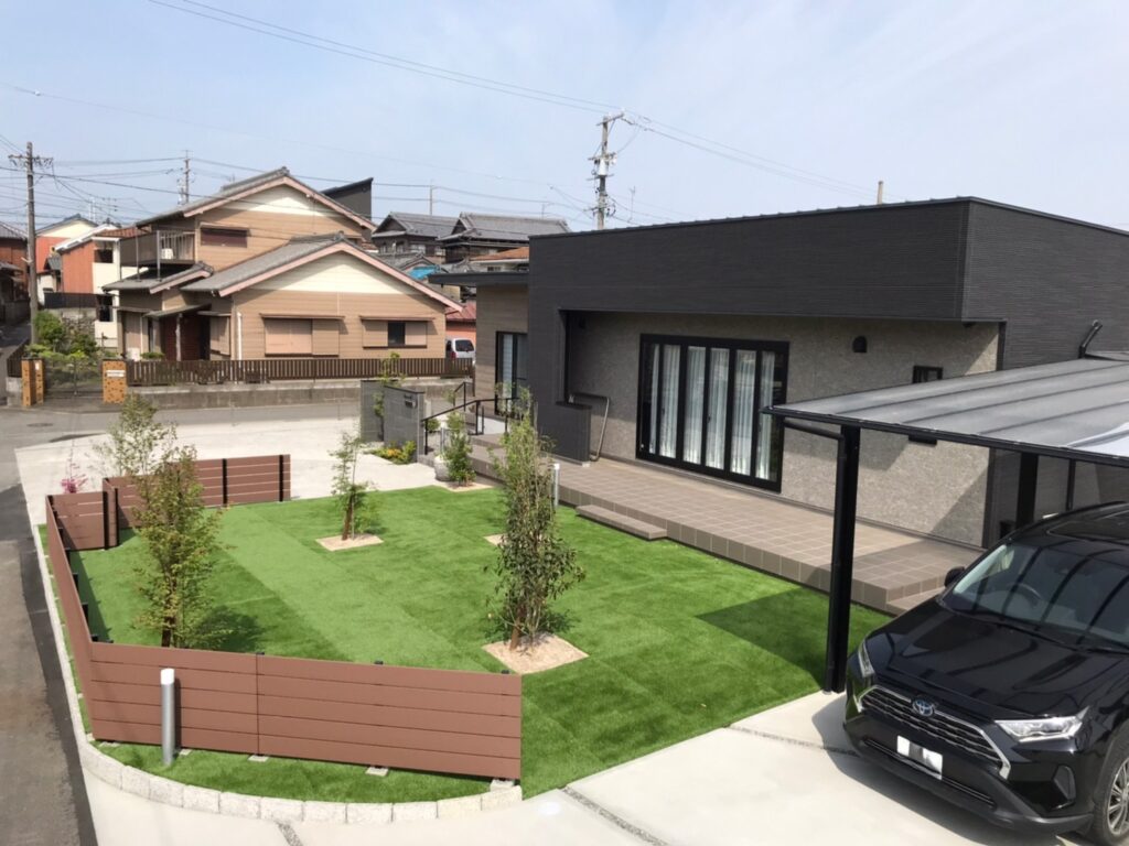 緑に癒され安心感に包まれる外構