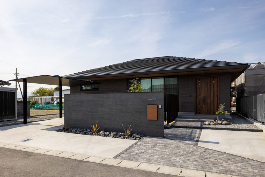 さまざまな石が和を演出する外構