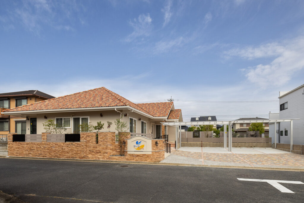 親しみやすさと安心感のある工夫が施された「青い鳥プラス」様